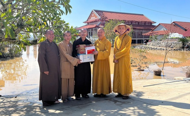 Hỗ trợ chùa Phúc Thành khắc phục hậu quả sau bão Hỗ trợ chùa Phúc Thành khắc phục hậu quả sau bão