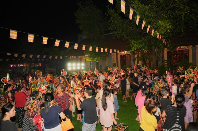 Đông đảo các em thiếu nhi về chùa Tích Sơn vui hội trăng rằm