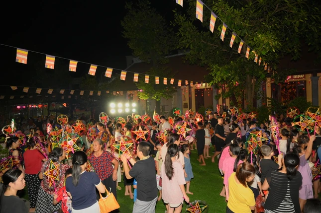 Đông đảo các em thiếu nhi về chùa Tích Sơn vui hội trăng rằm