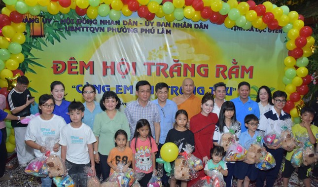 Trao quà đến các em thiếu nhi tham dự chương trình tại tịnh xá Lộc Uyển