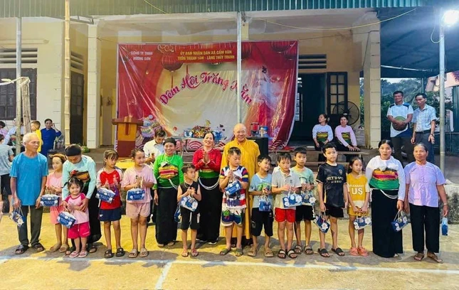 Tặng quà đến các em nhỏ tại xã Cẩm Vân