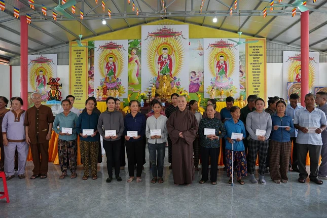 Trao quà đến các hộ gia đình khó khăn