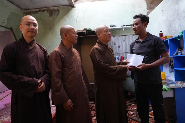 Thăm hỏi, trao quà đến những gia đình chịu thiệt hại nặng nề sau bão số 10 Thăm hỏi, trao quà đến những gia đình chịu thiệt hại nặng nề sau bão số 10