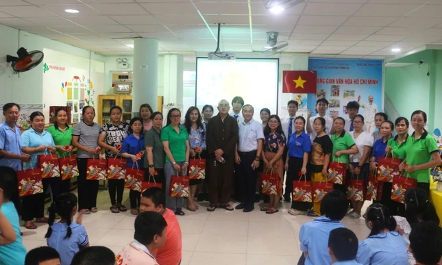 Tặng quà thầy cô giáo, công nhân viên Trường giáo dục chuyên biệt Tương Lai