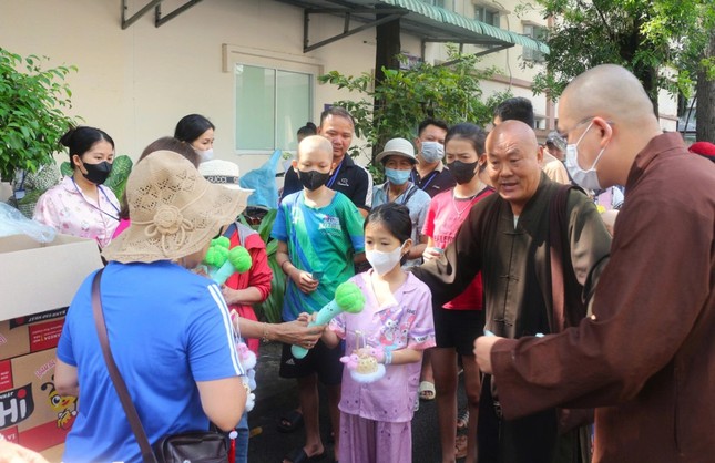 Tặng quà đến các bệnh nhi