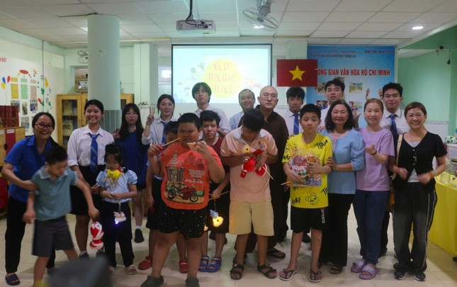 Trao quà đến các em