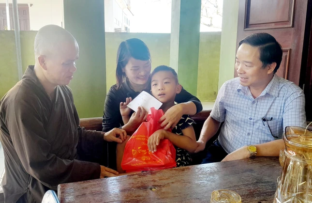 Đại đức Thích Tâm Ngọc và đoàn công tác trao quà đến trẻ em khuyết tật