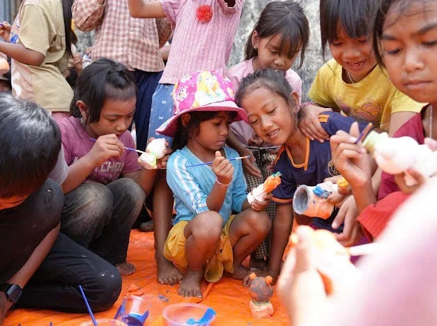 Các em say sưa tô tượng