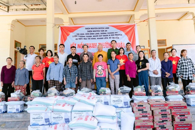 Đoàn đã trao hơn 200 phần quà tại xã Minh Sơn và Cẩm Thạch Đoàn đã trao hơn 200 phần quà tại xã Minh Sơn và Cẩm Thạch