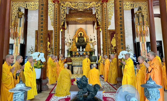 Khóa lễ cúng ngọ tại chánh điện tổ đình Từ Đàm