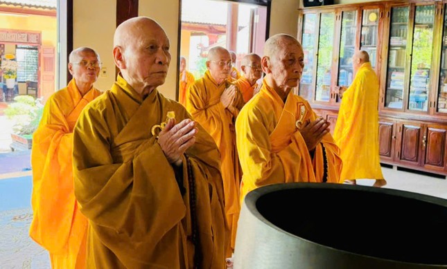 Chư tôn Trưởng lão Hòa thượng đảnh lễ vị Thầy khả kính