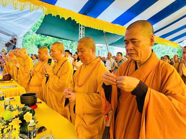 Chư tôn đức niêm hương bạch Phật, cử hành khóa lễ cầu nguyện