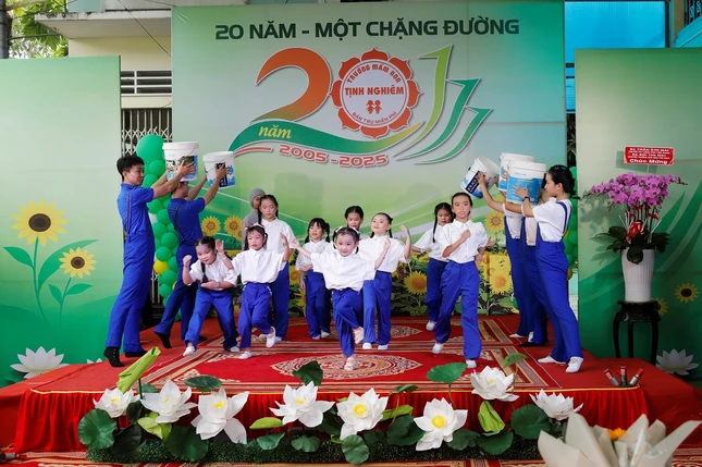 Văn nghệ chào mừng