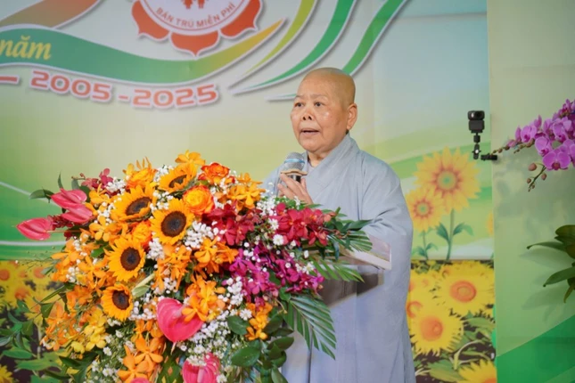 Ni trưởng Thích nữ Tịnh Nghiêm phát biểu tri ân