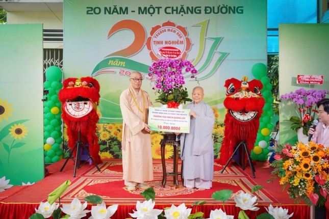 Thượng tọa Thích Quảng Lộc trao hỗ trợ đến nhà trường