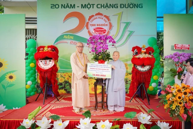 Thượng tọa Thích Quảng Lộc trao hỗ trợ đến nhà trường