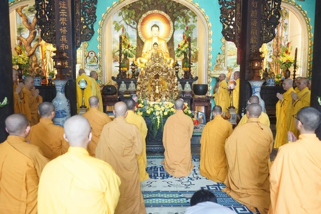 Quang cảnh buổi lễ tại tổ đình Linh Ứng Non Nước