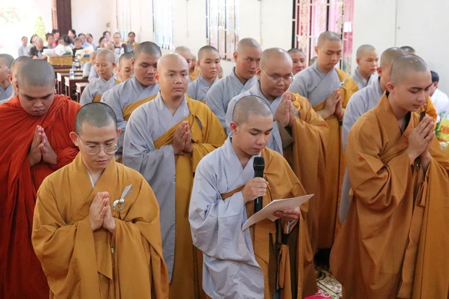 Đại diện Tăng Ni sinh phát biểu cảm tưởng Đại diện Tăng Ni sinh phát biểu cảm tưởng