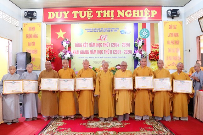 Ban Giám hiệu tặng Bằng công đức cho các cá nhân