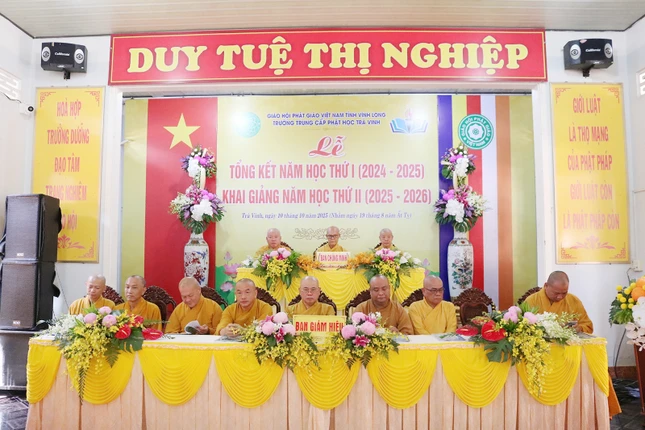 Chư tôn đức chứng minh buổi lễ Chư tôn đức chứng minh buổi lễ