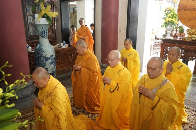 Chư tôn đức dâng hương cầu nguyện