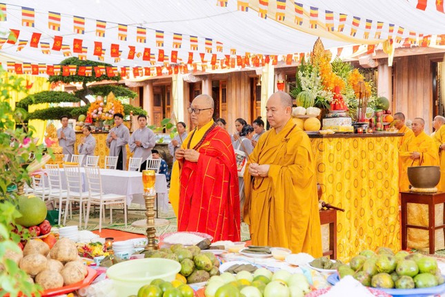 Hòa thượng Thích Tánh Nhiếp và Thượng tọa Thích Đức Thiện thắp hương cầu nguyện