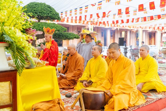 Trưởng lão Hòa thượng Thích Thanh Dũng cùng chư tôn đức Ban Kinh sư chùa Hàm Long cử hành khóa lễ