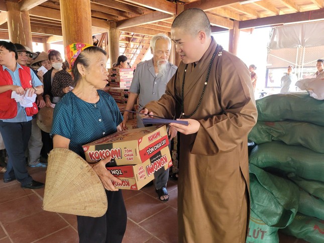 Chư Tăng trao quà, động viên bà con cố gắng vượt qua khó khăn