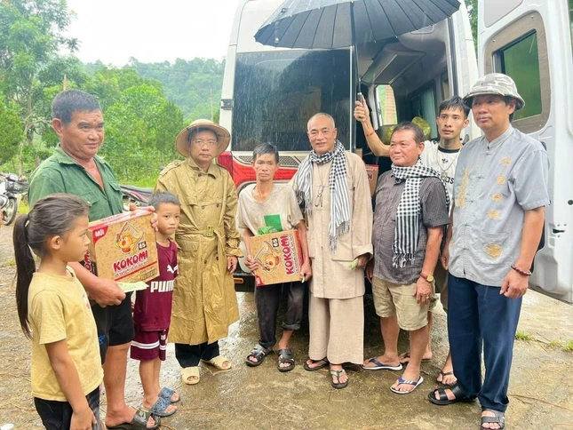 Thượng tọa Thích Thiện Quý tặng quà hỗ trợ người dân vùng bão lũ