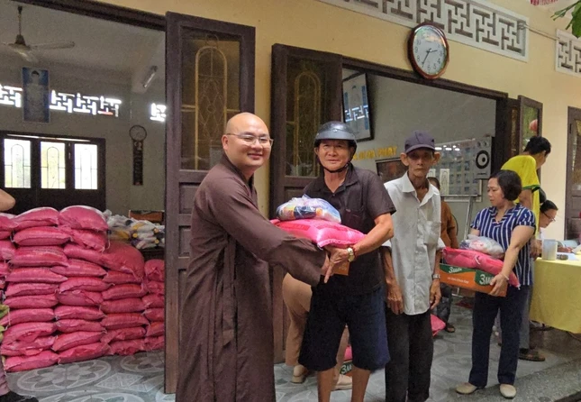 Người dân đến chùa Diên Thọ nhận quà từ thiện