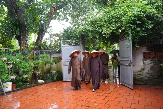 Hòa thượng Thích Bảo Nghiêm cùng chư tôn đức và đại diện Phật tử Đạo tràng Pháp Hoa miền Bắc thăm các tự viện bị ảnh hưởng nặng nề bởi bão lũ