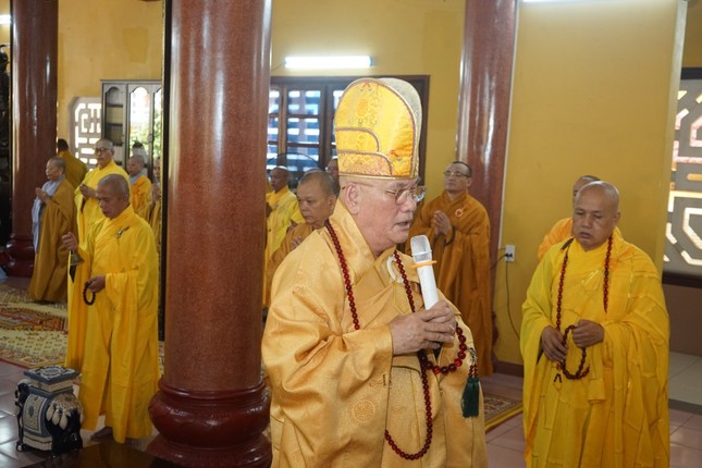 Trưởng lão Hòa thượng Thích Trí Viên cử hành các khóa lễ