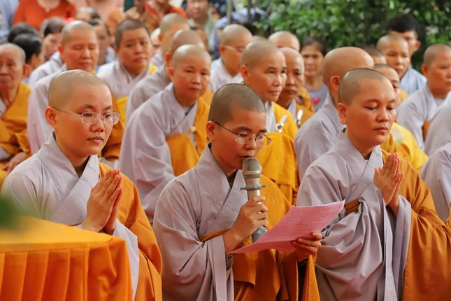 Sư cô Thích nữ Thánh Tánh dâng lời phát nguyện