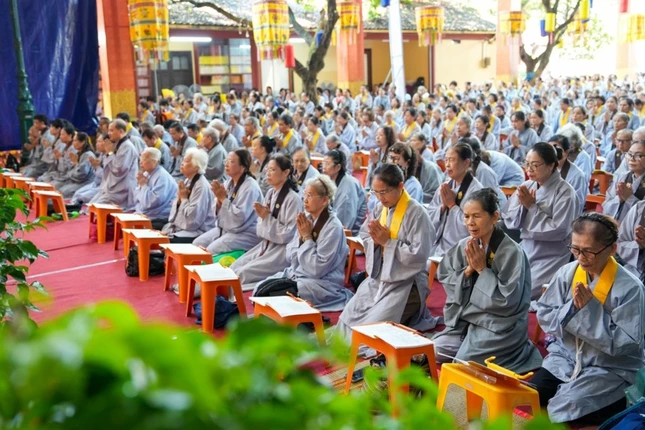 Đại chúng đồng tụng kinh Dược Sư