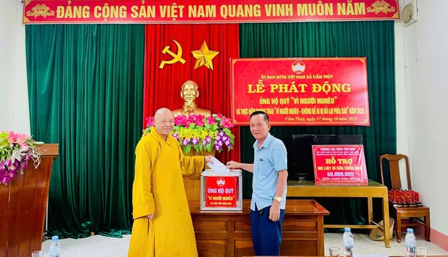 Thượng tọa Thích Tâm Định ủng hộ Quỹ "Vì người nghèo" của xã Cẩm Thủy