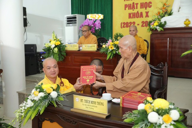 Trao Bằng tốt nghiệp Trung cấp Phật học đến Tăng sinh khóa X