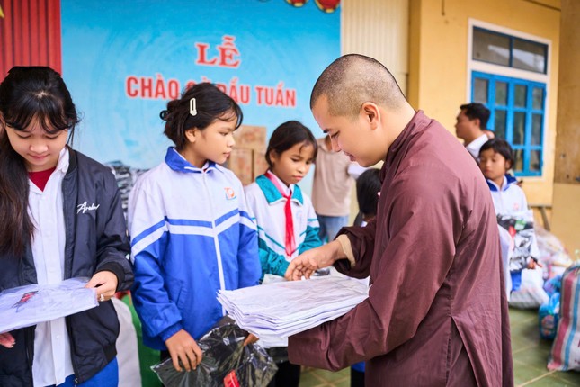 Những phần quà được trao tận tay các em học sinh