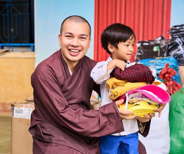 San sẻ yêu thương với các em nhỏ vùng cao