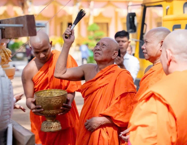 Hòa thượng Thạch Sok Xane cử hành nghi thức sái tịnh đỉnh chánh điện