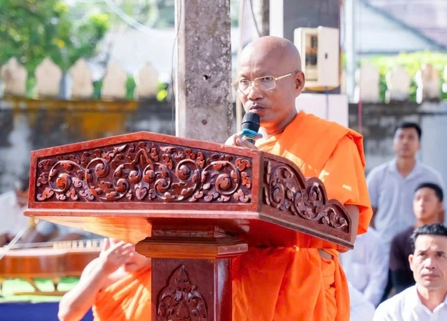 Thượng tọa Kim Mạnh, trụ trì chùa KomPong Đôn phát biểu chào mừng