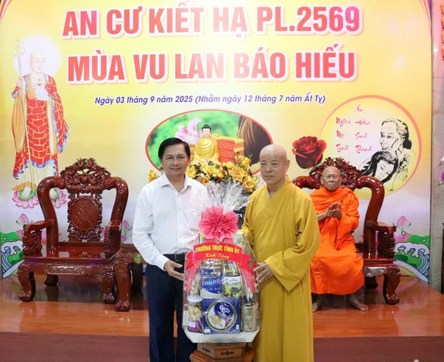 Thường trực Tỉnh ủy Vĩnh Long tặng quà đến Ban Trị sự GHPGVN tỉnh