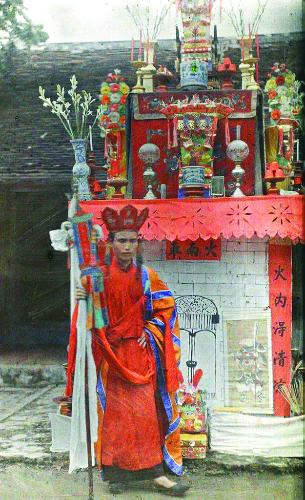 Hòa thượng Thanh Đức đội mão Tỳ-lô màu đỏ trong đàn Phá Ngục Hòa thượng Thanh Đức đội mão Tỳ-lô màu đỏ trong đàn Phá Ngục