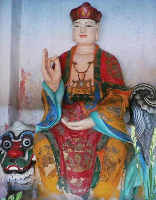 Tượng Bồ-tát Địa Tạng đội mão Tỳ-lô màu đỏ ở tổ đình Chúc Thánh