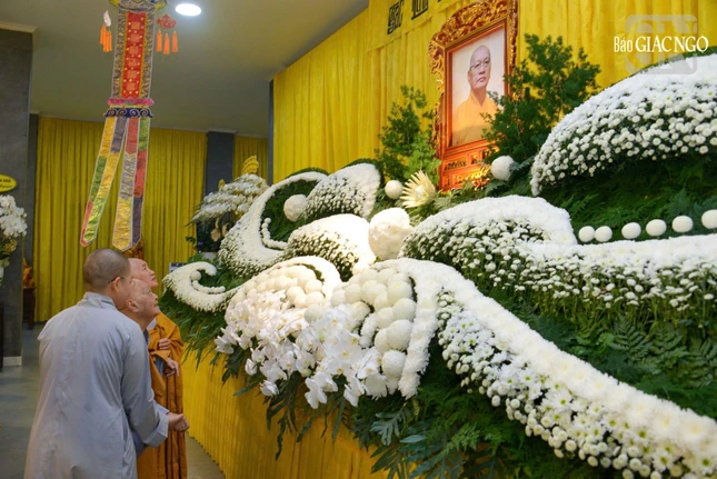 Ni trưởng Thích nữ Tịnh Nguyện, Trưởng ban Thường trực Ban Chứng minh Phân ban Ni giới T.Ư đảnh lễ Giác linh Trưởng lão Hòa thượng