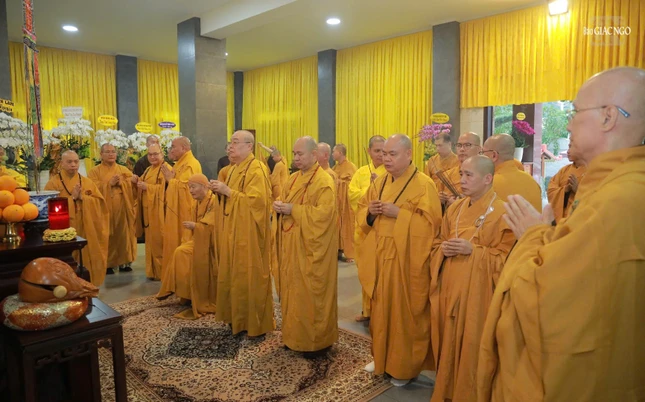 Phái đoàn lãnh đạo Văn phòng I T.Ư, Ban Phật giáo Quốc tế viếng tang