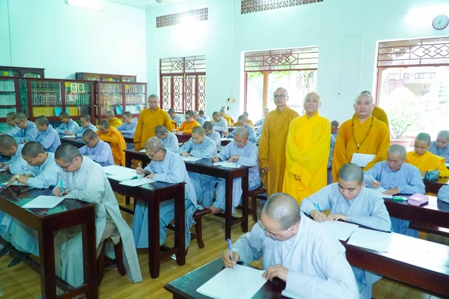 Nghiêm túc làm bài thi