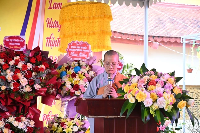 Sư cô Thích Diệu Thành, trụ trì chùa Linh Sơn báo cáo quá trình kiến thiết, xây dựng chùa Linh Sơn