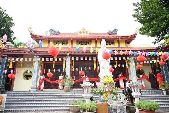 Bên ngoài ngôi chánh điện mới chùa Long Sơn