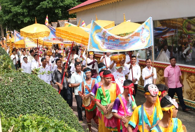 Phật tử nhiễu y 3 vòng chánh điện