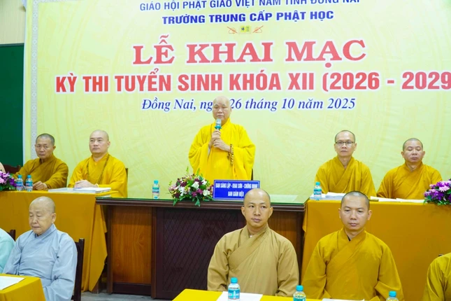 Hòa thượng Thích Phước Tú sách tấn Tăng Ni sinh trước khi bước vào kỳ thi tuyển